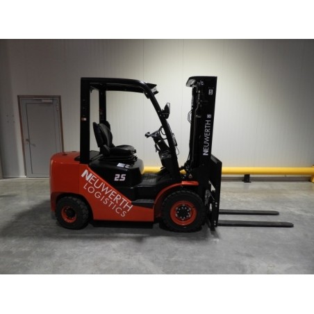 NEUWERTH Logistics SA - Hangcha - CPCD25-XW56F - Chariot-élévateur Diesel