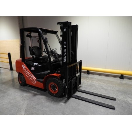 NEUWERTH Logistics SA - Hangcha - CPCD25-XW56F - Chariot-élévateur Diesel