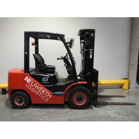 NEUWERTH Logistics SA - Hangcha - CPCD25-XW27F - Chariot-élévateur Diesel