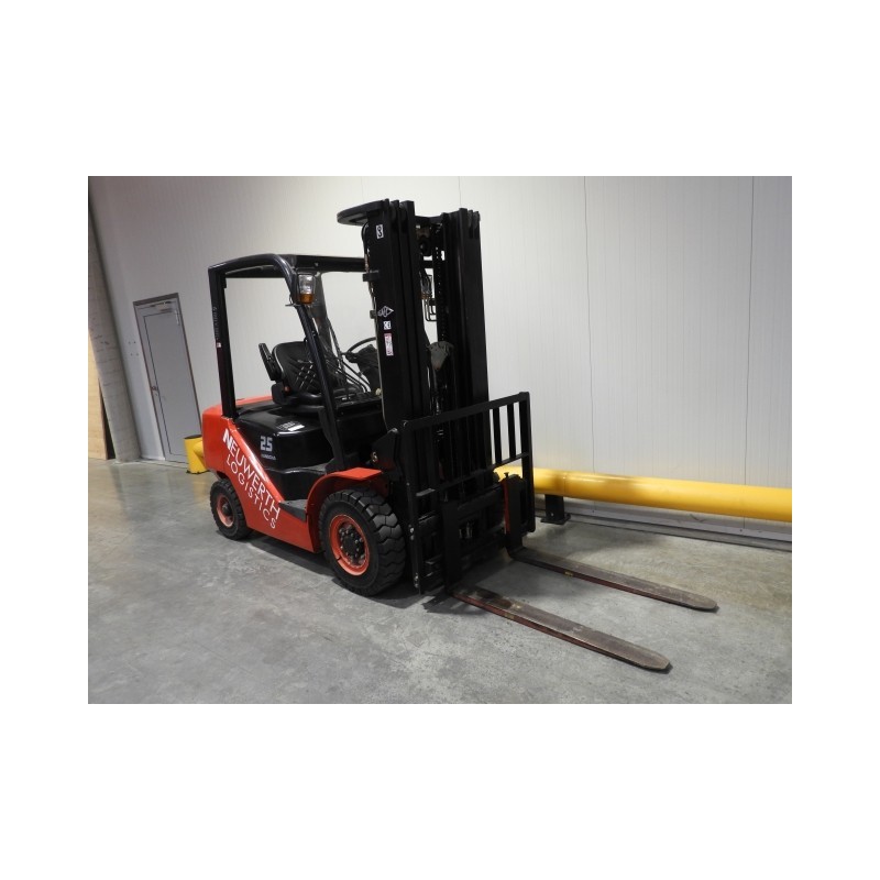 NEUWERTH Logistics SA - Hangcha - CPCD25-XW27F - Chariot-élévateur Diesel