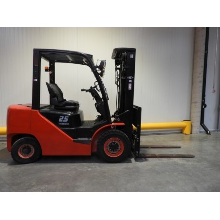 NEUWERTH Logistics SA - Hangcha - CPCD25-XW27F - Chariot-élévateur Diesel