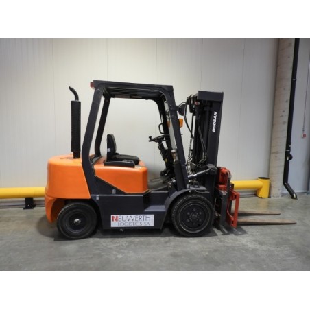 NEUWERTH Logistics SA - Doosan - d30g - Chariot-élévateur Diesel