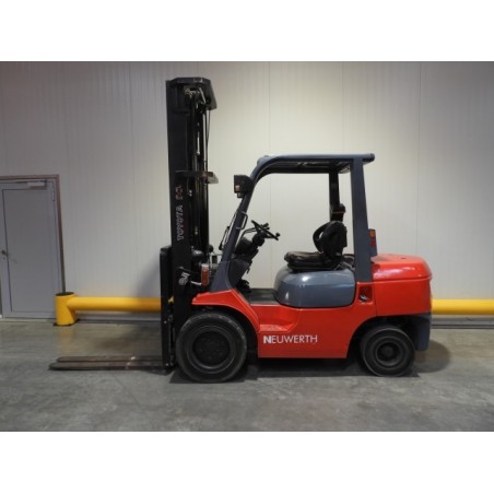 NEUWERTH Logistics SA - Toyota - 02-7FDJF 35 - Chariot-élévateur Diesel
